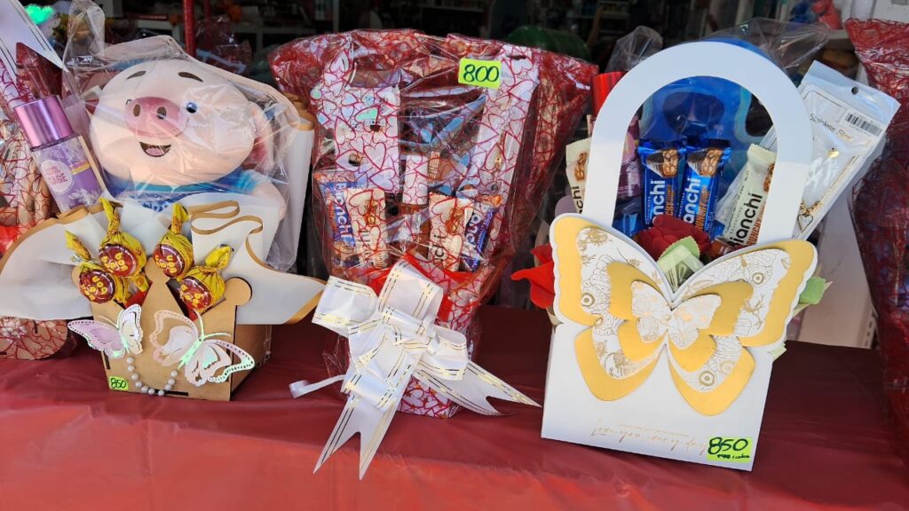 Comerciantes afinan ofertas románticas previo al 14 de febrero Comerciantes afinan ofertas románticas previo al 14 de febrero