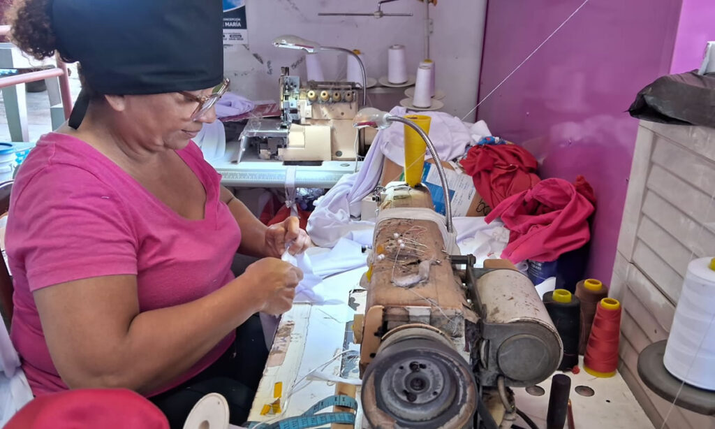 Confección de túnicas y uniformes fortalece ventas en temporada de Cuaresma