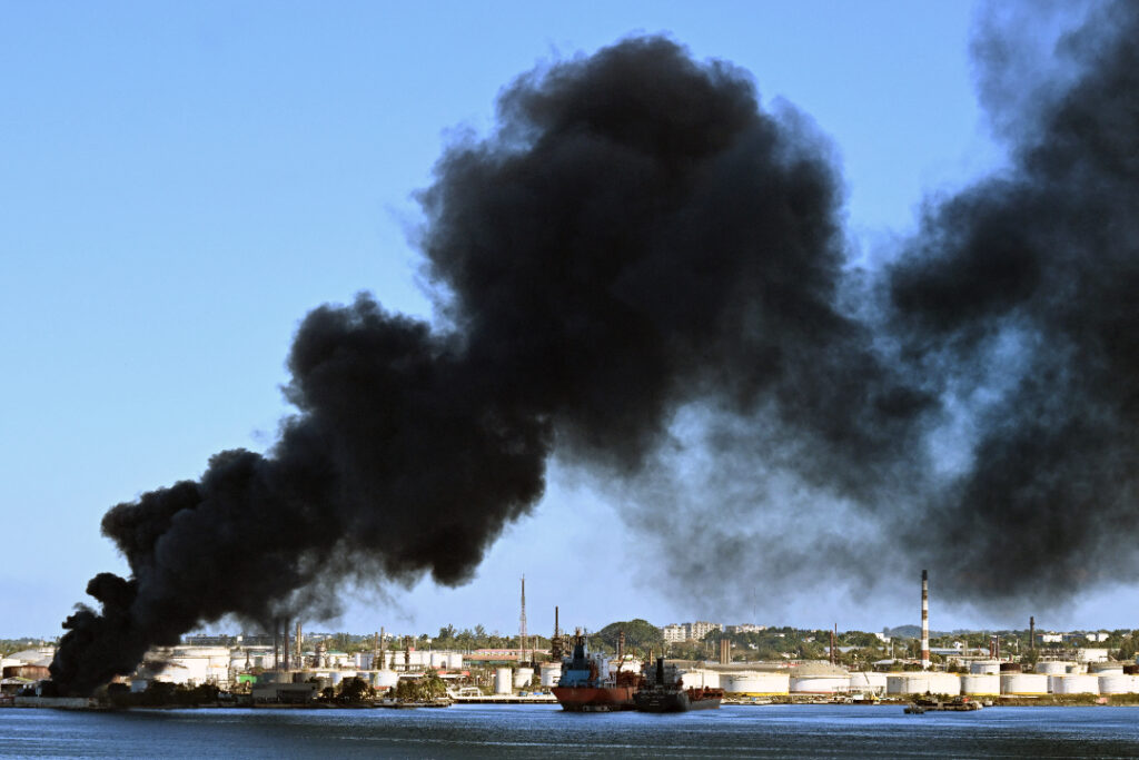 Controlado incendio en la refinería de petróleo de La Habana Controlado incendio en la refinería de petróleo de La Habana