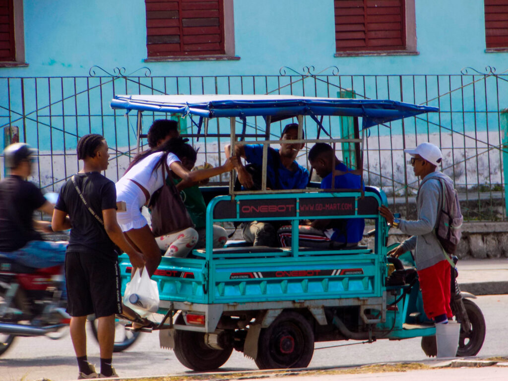 Cuba: Electric Tricycles Between Necessity and Business