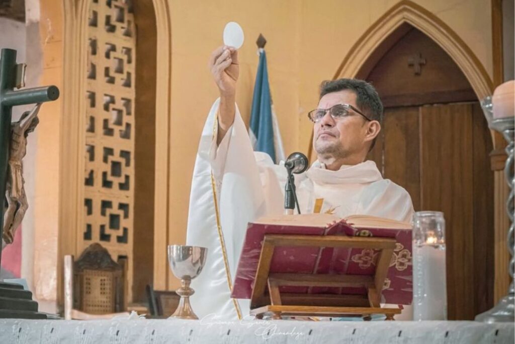 Dictadura destierra a sacerdote nicaragüense que intentó regresar a Nicaragua