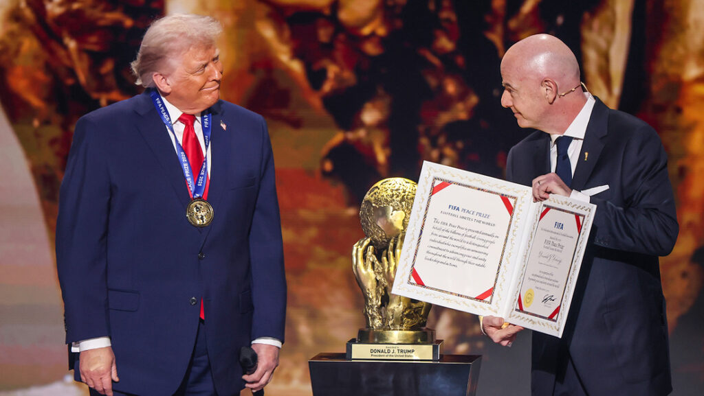La FIFA entrega su ‘premio de la paz’ a Trump