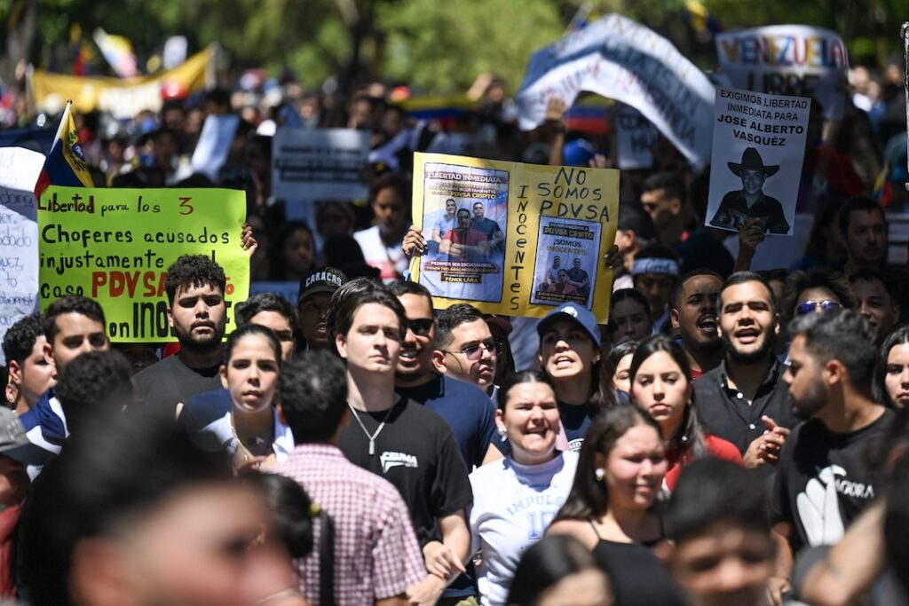 “¡No tenemos miedo!”: primera manifestación opositora tras caída de Maduro congrega a miles en Venezuela