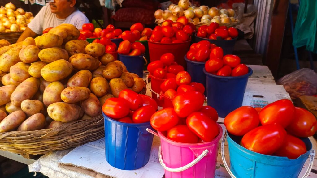 Bajan precios de tomate y cebolla en el Mercado Oriental