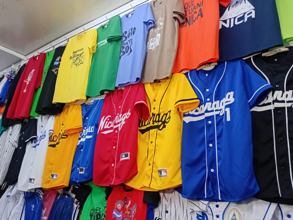 Campeonato Germán Pomares impulsa la venta de gorras y camisas de béisbol