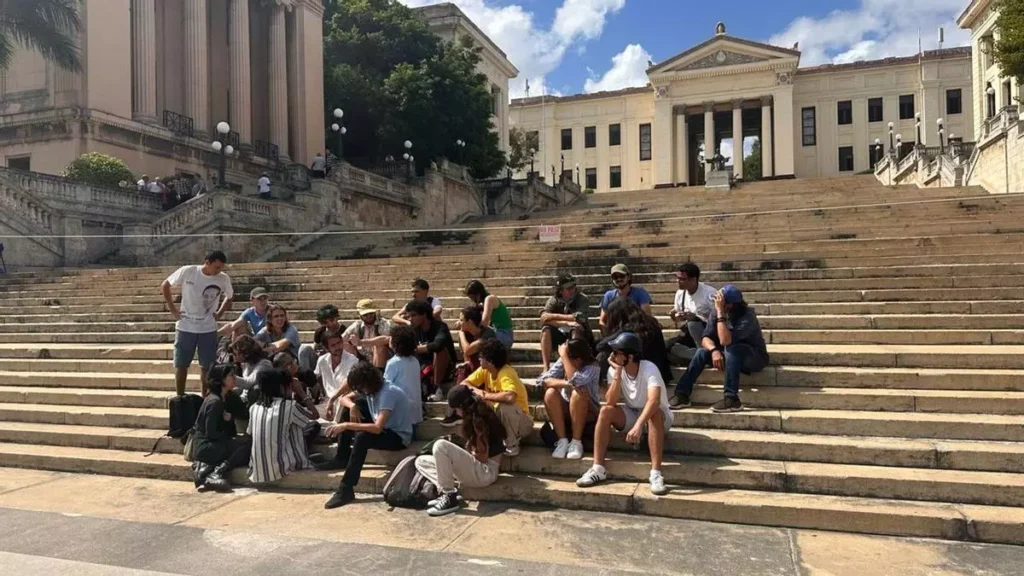 Cuban State Security Interrupts a Student Sit-In