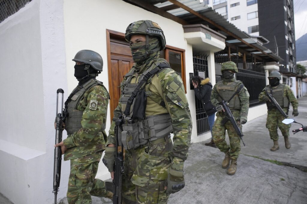 Ecuador expulsa a embajador de Cuba y a toda la misión diplomática