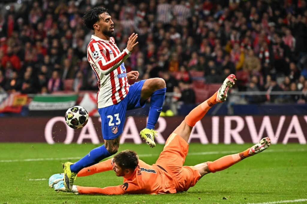 El Atlético pone un pie en cuartos de Champions tras primer tiempo de locura ante Tottenham