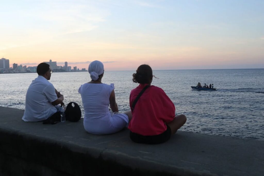 Most Young Professionals See No Future Staying in Cuba