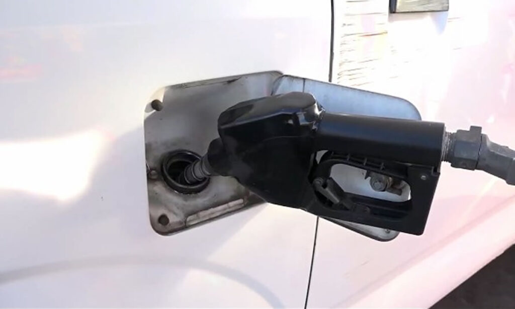 Precio del crudo baja tras repunte impulsado por crisis global