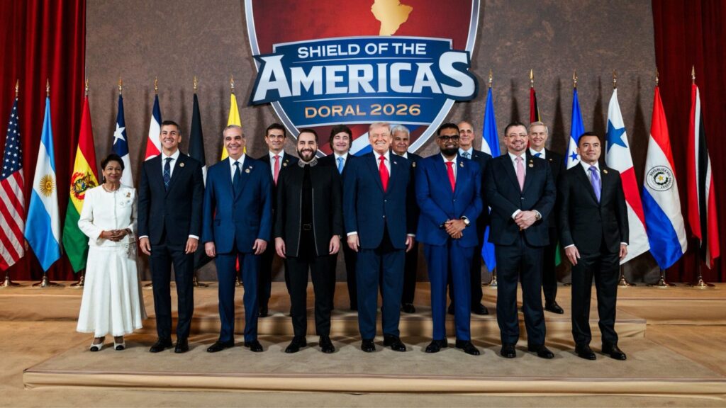 fuera del Escudo de las Américas